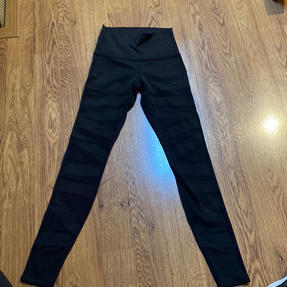 Lululemon black leggings with mesh cut out detailing size 4(XS/S)